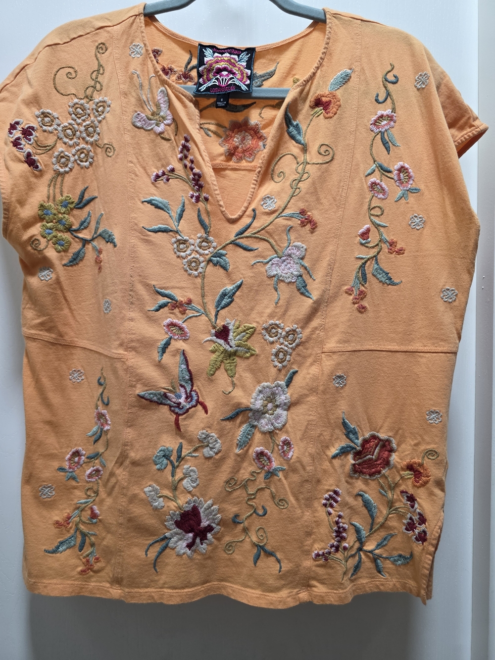 Johnny Was Embroidered V-Neck Cotton Tee in Peach